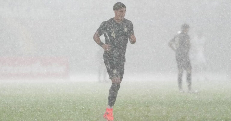 ผู้ดูแล เผย สาเหตุ ไม่กางผ้าใบ กันฝนตก เกมไทย เจอ ฟิลิปปินส์