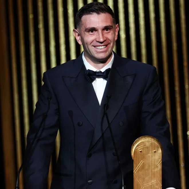 ไม่พลิกโผ! มาร์ติเนซ คว้า ผู้รักษาประตูยอดเยี่ยม 2 ปีซ้อน ในงานบัลลงดอร์