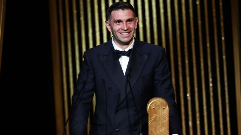 ไม่พลิกโผ! มาร์ติเนซ คว้า ผู้รักษาประตูยอดเยี่ยม 2 ปีซ้อน ในงานบัลลงดอร์